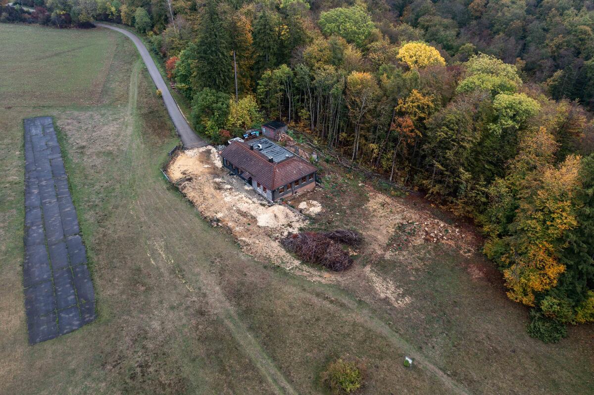 Die Heiderose in Steinheim soll umgebaut werden. Geplant sind ein Anbau ums Eck Richtung Wald und geteertem Weg, sowie ein Anbau auf der gegenüberliegenden Seite Richtung Süden. Hieran soll sich auch die künftige Terrasse anschließen. Dort, wo bereits aufgebaggert wurde, soll ein großer Kies-Biergarten entstehen. Ein zusätzlicher Kiosk für die Außenbewirtung ist dort ebenfalls vorgesehen. 