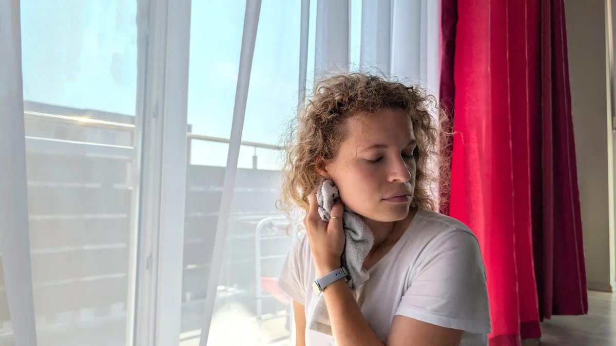 Bei extremen Außentemperaturen müssen Krankenhäuser und Pflegeeinrichtungen auch auf Hilfsmittel wie manuelles Kühlen zurückgreifen.