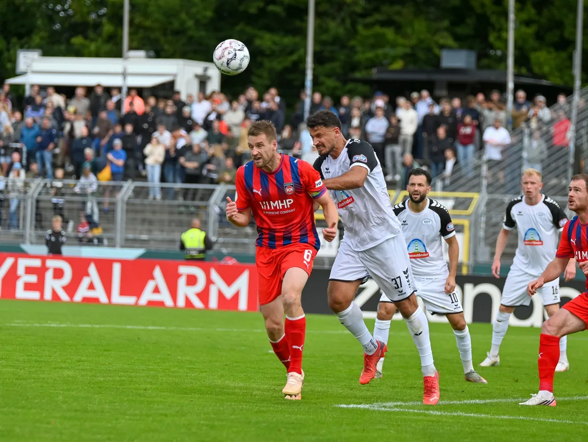 SSV Jeddeloh II vs. 1. FC Heidenheim, Fussball, DFB-Pokal, 1. Runde, Saison 2026/2027, 23.08.2026 Patrick Mainka, Kapitän des 1. FC Heidenheim (links), im Duell mit Haris Hyseni vom SSV Jeddeloh II.
