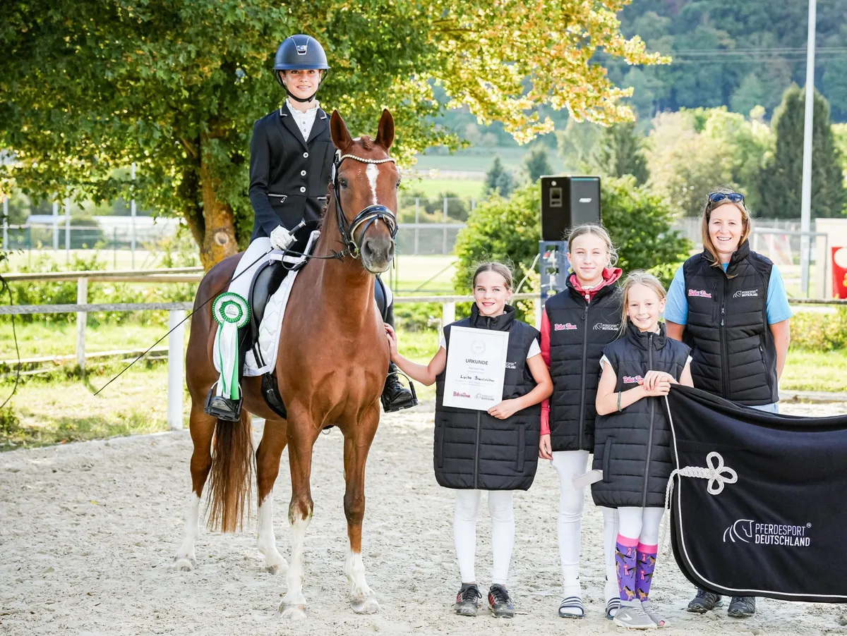 RFV Herbrechtingen Bolheim „Fair geht vor“: Luisa Brandstätter (links, neben der Jury) vom RFV Sontheim Unteres Brenztal wurde in der Sonderwertung für den Umgang mit ihrem Pferd Gründleinshofs Date ausgezeichnet.