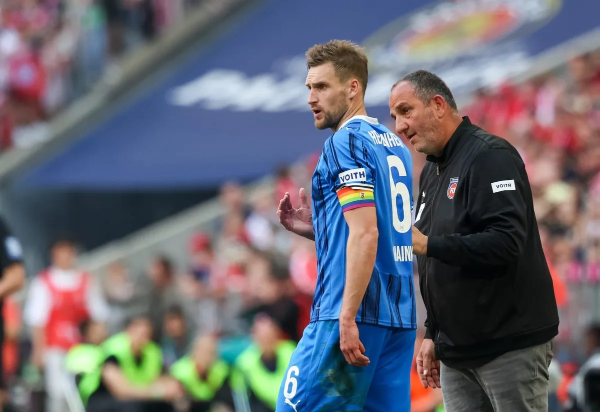 GER, FC Bayern Muenchen vs. 1. FC Heidenheim 1846, Fussball, Bundesliga, 32. Spieltag, Saison 2025/2026, 02.05.2026 Eine besondere Verbindung: Patrick Mainka (links) absolvierte seine 300 Spiele für den FCH allesamt unter Trainer Frank Schmidt.
