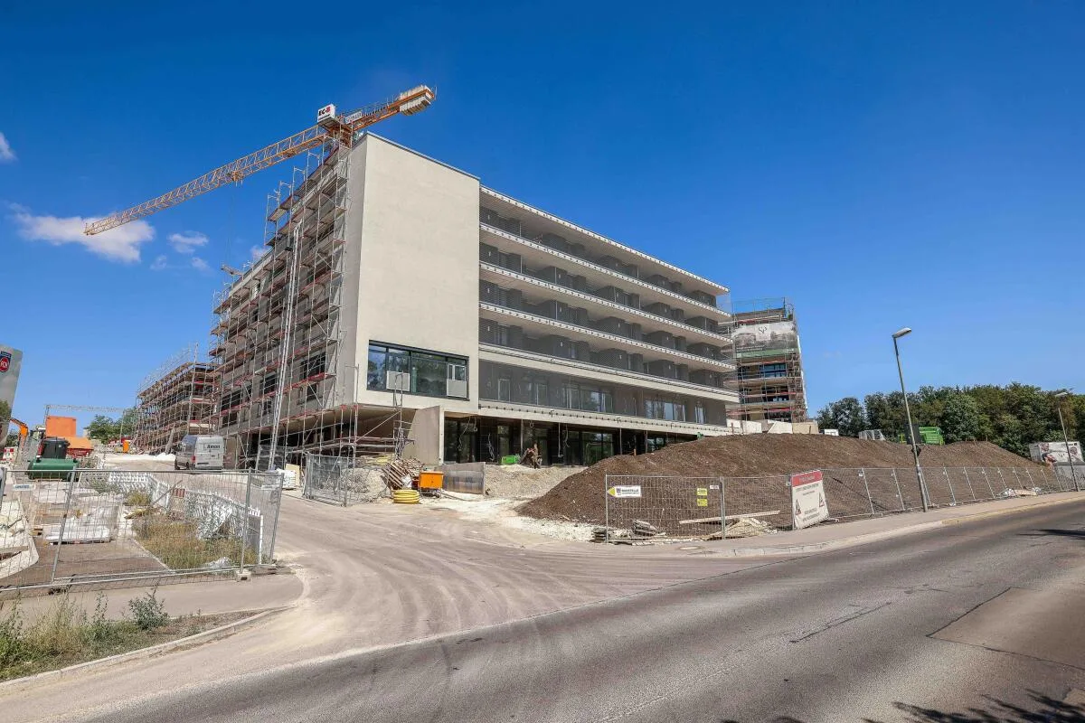 In dem Neubau auf dem Schlossberg ist unter anderem eine Betreuungseinrichtung geplant. Doch statt der ursprünglich geplanten fünf Gruppen werden voraussichtlich nur drei in Betrieb gehen.