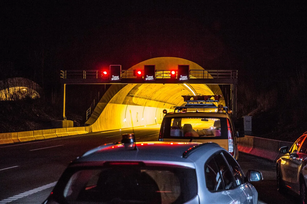 (ohne Überschrift) Der Agnesburgtunnel bei Aalen-Westhausen verbindet den Ostalbkreis mit dem Landkreis Heidenheim. Diese Woche müssen Autofahrer hier nachts mit Verkehrsbehinderungen rechnen.