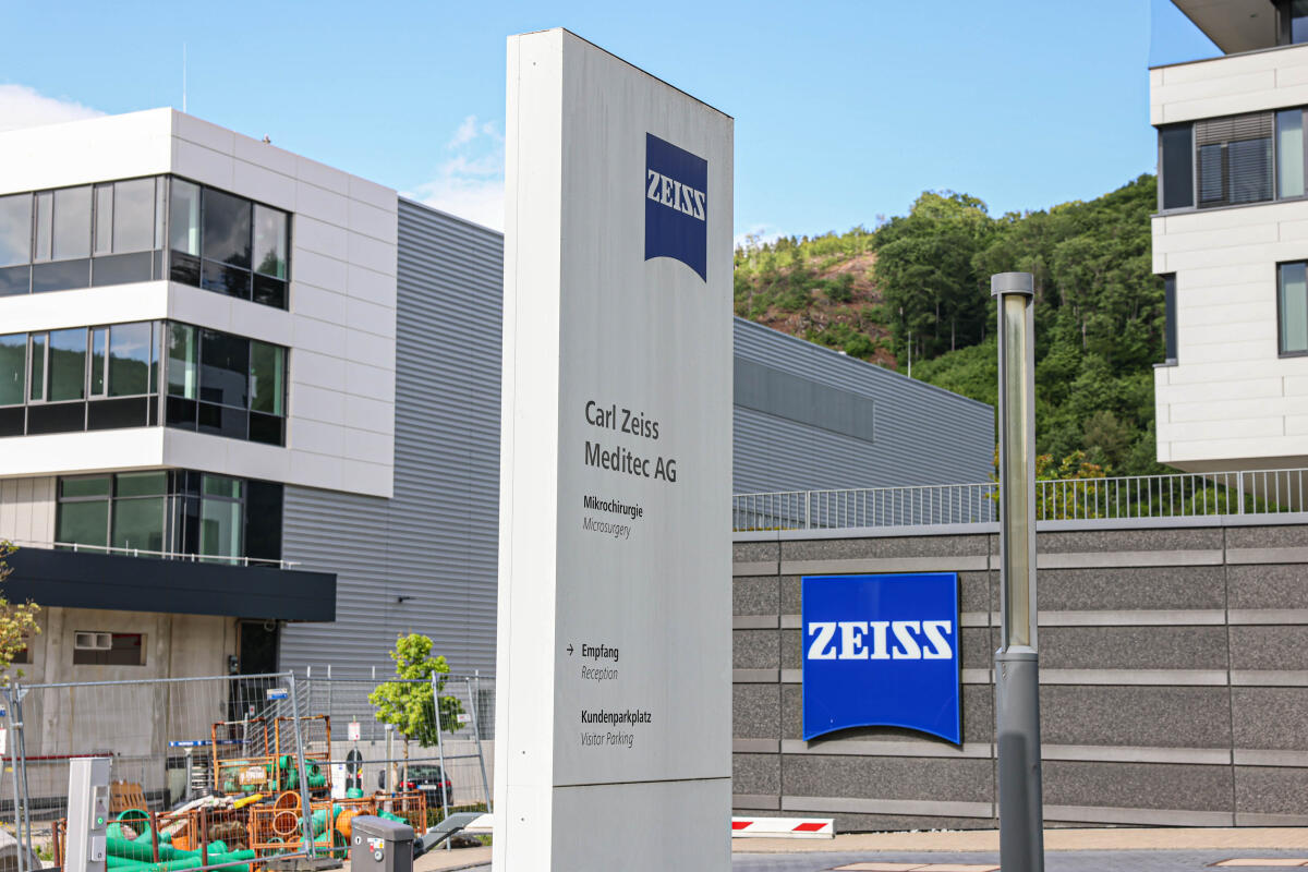Bei der Zeiss Meditac AG in Oberkochen kriselt es, Stellen müssen abgebaut werden. Dennoch steckt der Mutterkonzern nun bis zu 200 Millionen Euro in der Erwerb von Aktien.