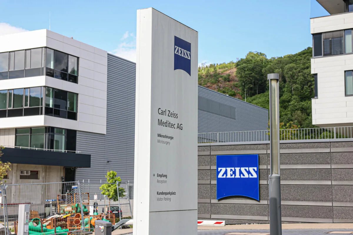 Bei der Zeiss Meditac AG in Oberkochen kriselt es, Stellen müssen abgebaut werden. Dennoch steckt der Mutterkonzern nun bis zu 200 Millionen Euro in der Erwerb von Aktien.