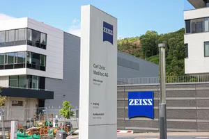 Zeiss Stellenabbau Meditec Oberkochen SMT Bei der Zeiss Meditac AG in Oberkochen kriselt es, Stellen müssen abgebaut werden. Dennoch steckt der Mutterkonzern nun bis zu 200 Millionen Euro in der Erwerb von Aktien.
